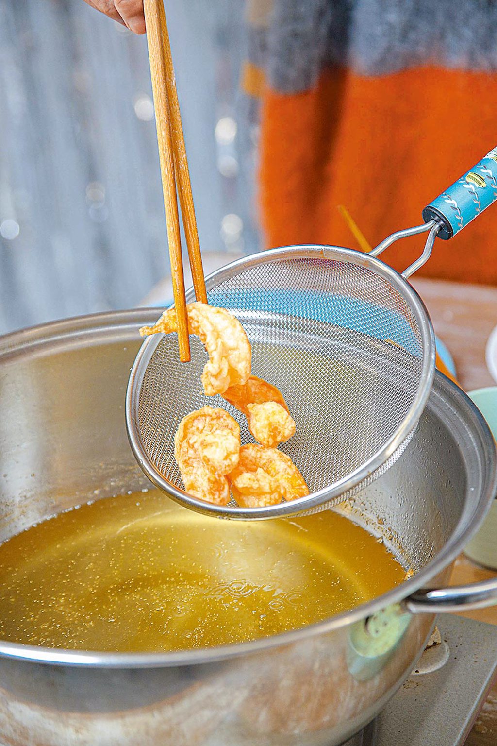 炸蝦將蝦仁裹上太白粉放入油鍋中，變色浮起來後，再開大火炸第二次，大約十幾秒。（吳松翰攝）