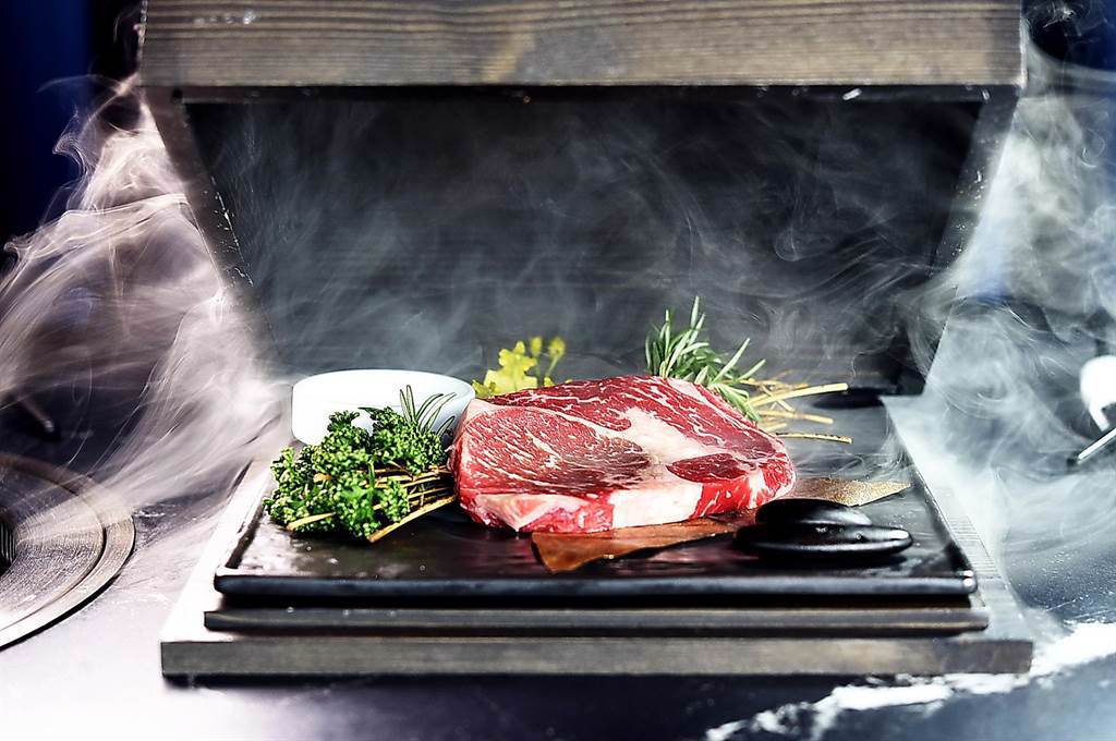 台北〈虎三同〉韓食燒肉餐酒館的〈橡木冷燻肋眼牛肉〉，用木箱盛裝上桌，掀蓋時煙霧繚繞，很有「儀式感」。（圖／姚舜）