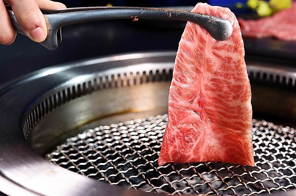 油花密布的日本和牛，燒烤後除肉肉質軟嫩欲化，最讓和牛控念茲在茲的是「和牛香」。（圖／姚舜）