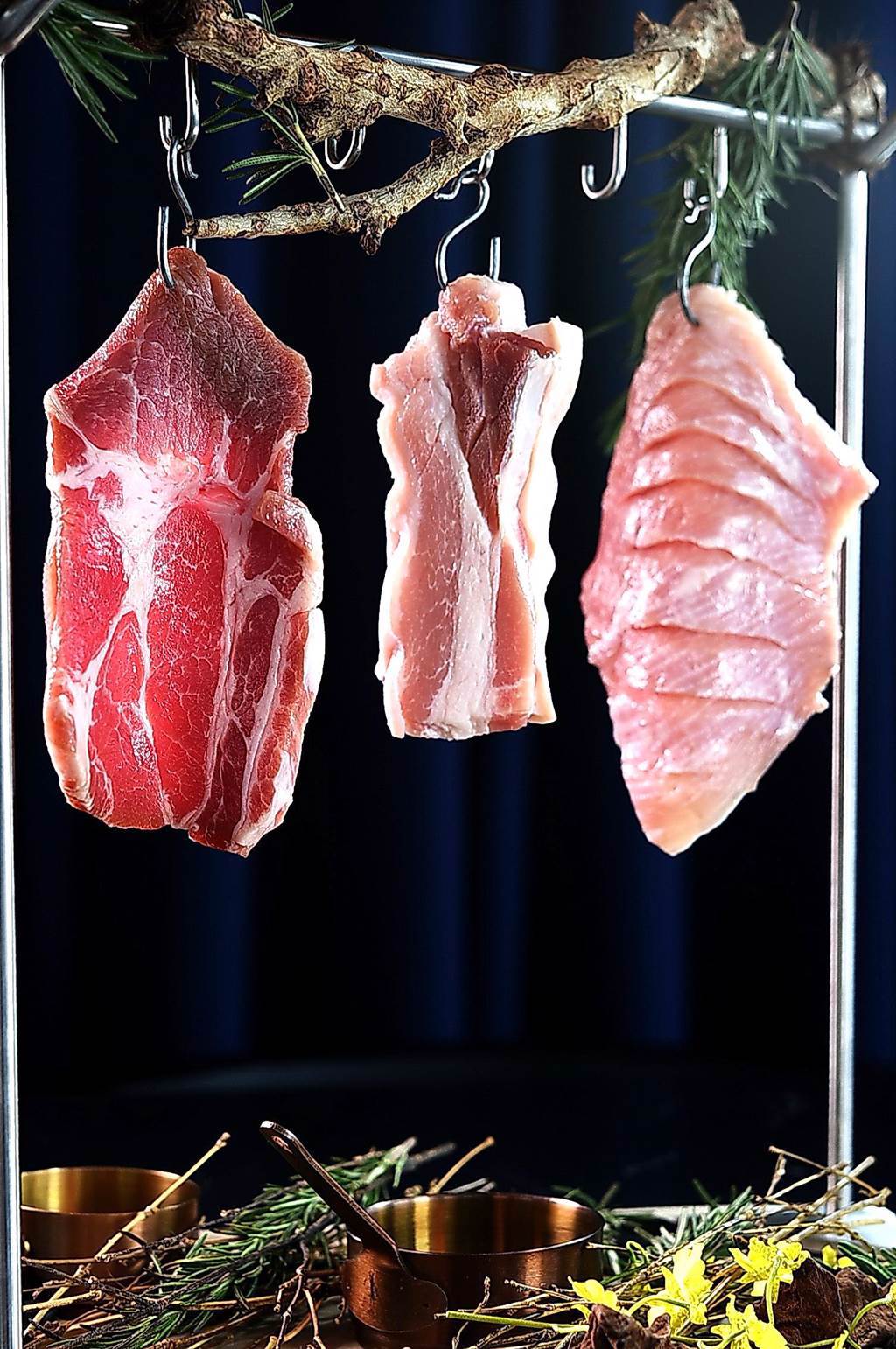 豬肉是韓式燒肉中的「要角」，〈虎三同〉的梅花豬、豬五花與松阪豬，用的都是「究好豬」，且以「吊單槓」的型式上桌，肉下方並用橙酒煙燻賦味。（圖／姚舜）
