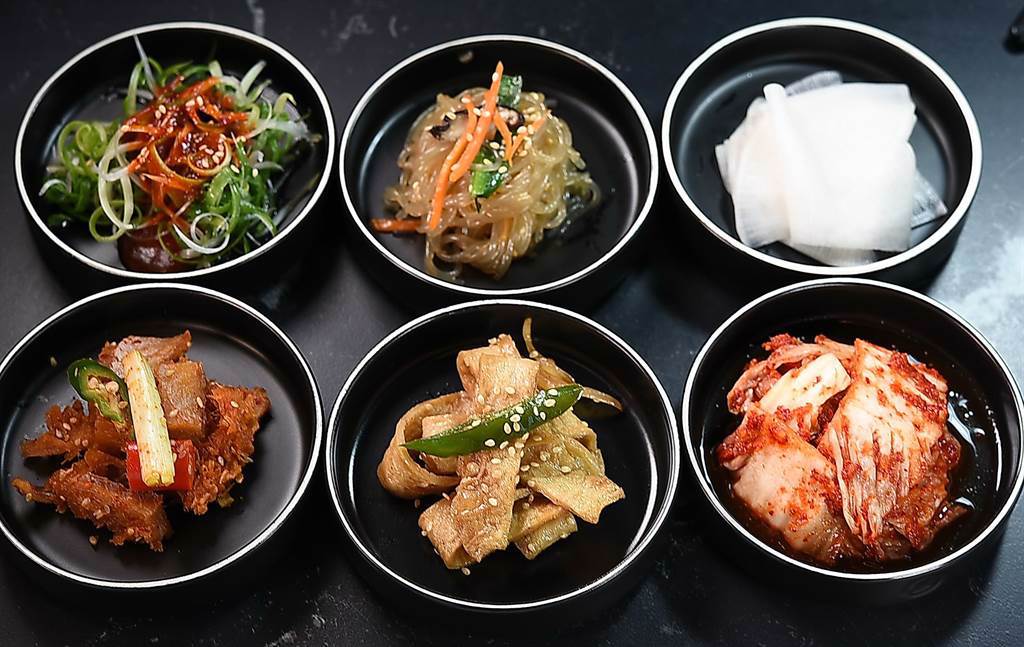 在〈虎三同〉韓食燒肉餐酒館可以吃到各種口味韓國泡菜。（圖／姚舜）