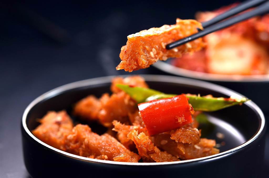 〈明太魚乾〉古時曾是韓國的貢品，坊間一般韓式料理餐廳不易吃到，但〈虎三同〉則有這道傳統食物。（圖／姚舜）