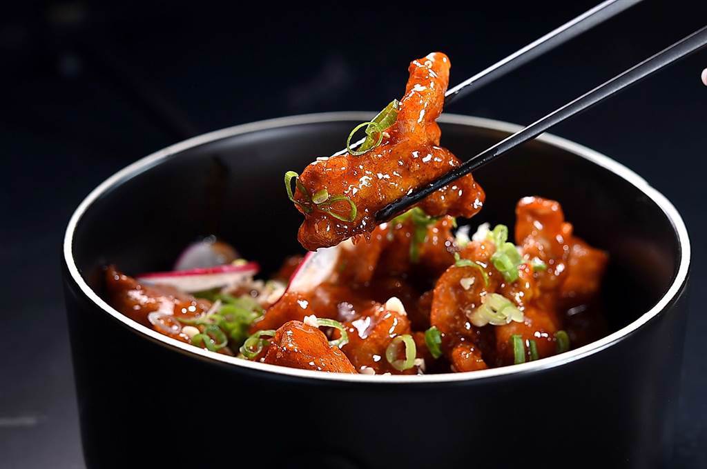 〈虎三同〉的〈韓式辣味炸雞〉是用去骨雞腿肉炸製，酸甜滋味有點像〈咕咾肉〉，且醬汁中另加了肉桂粉添香。（圖／姚舜）