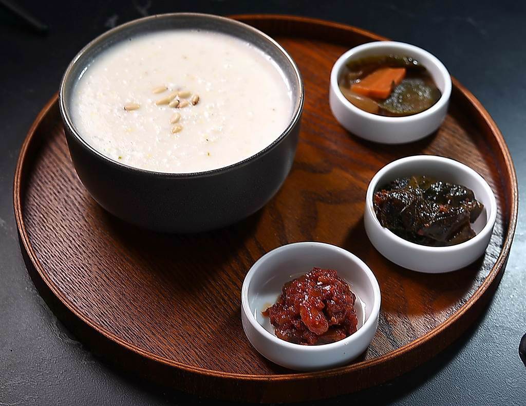 〈松子粥〉是韓國宮廷料理，虎三同〉菜單上不僅可點到這道美味粥品，呈盤上桌時還搭配了醃漬章魚與醃芝麻葉等韓式醬菜。（圖／姚舜）