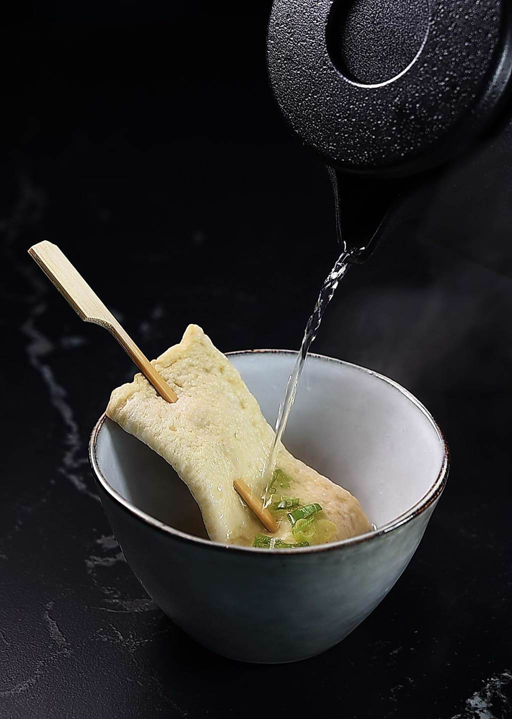 〈虎三同〉的〈串煮魚板湯〉是用釜金魚板搭配用蘿蔔、洋蔥、蘋果和昆布熬製的清湯一起享用。（圖／姚舜）