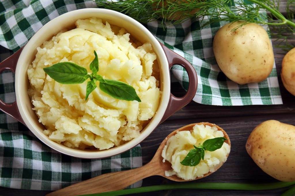 根莖類的馬鈴薯，最好利用蒸烤的方法，減少食材與水直接接觸，營養不流失。(示意圖/Shutterstock)