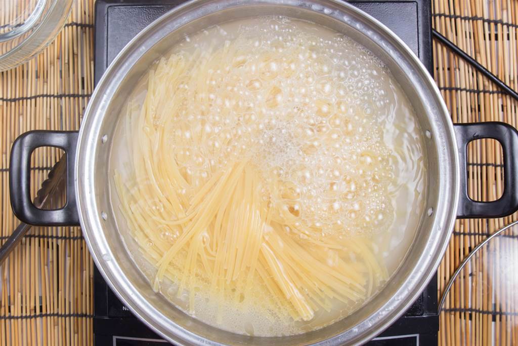 煮麵撲鍋怎麼辦？專家表示，這時若加個湯匙或鍋鏟在鍋內，破壞鍋內水律動頻率，就能有效阻卻滾水外溢，不再撲鍋。(達志影像/shutterstock)