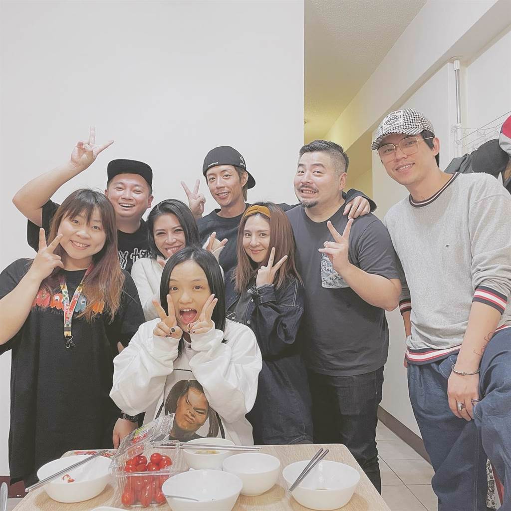 徐佳瑩、艾怡良、郭靜、左光平、小杰、HUSH等「哺乳室」成員新春聚會。（摘自臉書）