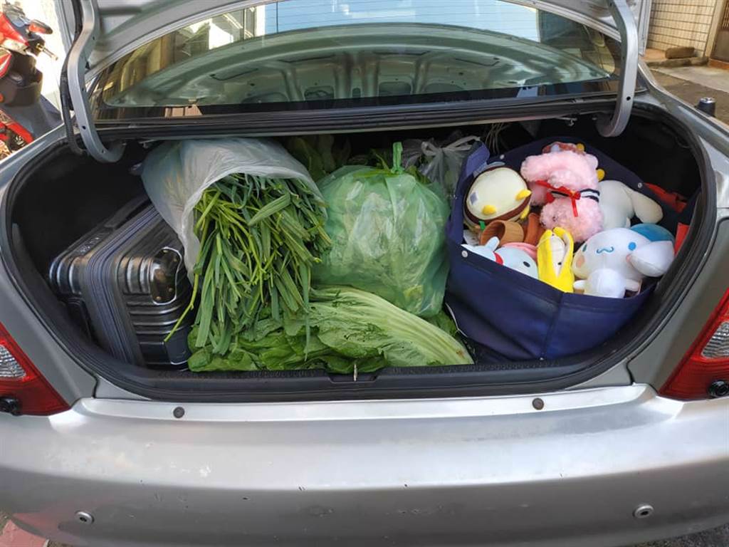 原PO母親將2台後車廂都塞滿新鮮的蔬菜，讓大批網友看了相當羨慕。(圖取自爆廢公社公開版)