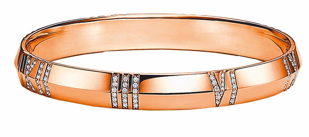 Tiffany Atlas X 18K玫瑰金寬版鑲鑽手環，42萬4000元。（TIFFANY & CO.提供）