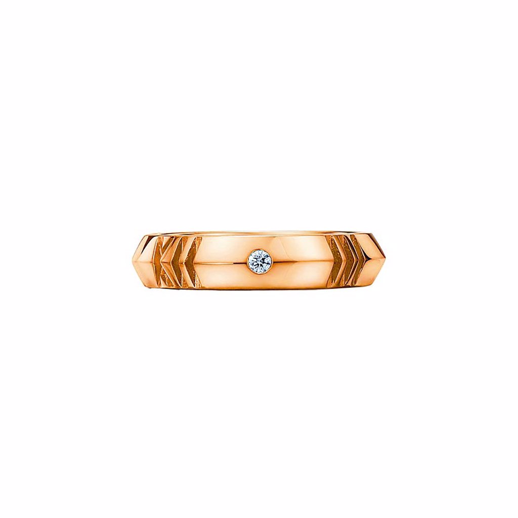 Tiffany Atlas X 18K玫瑰金窄版鑲鑽戒指，6萬7000元。（TIFFANY & CO.提供）