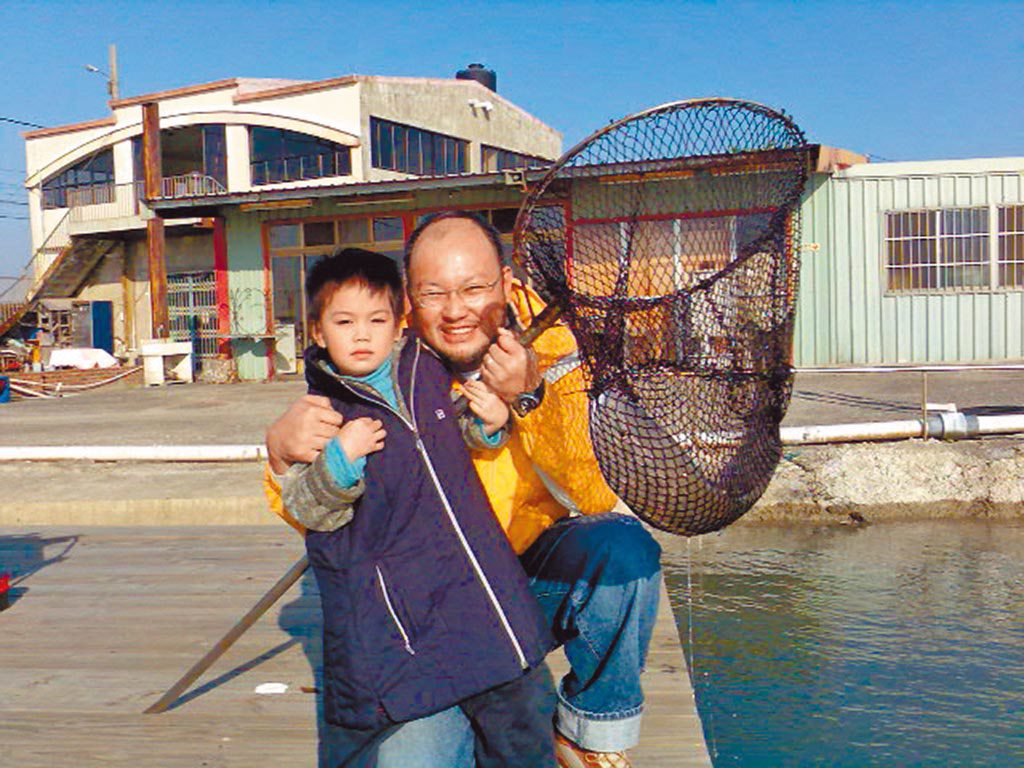 劉亮佐（右）從前就帶著劉子銓體驗釣魚樂趣。（劉亮佐提供）