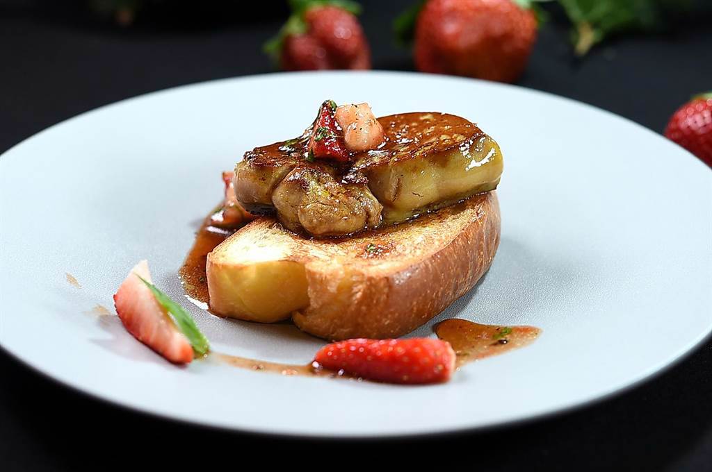 台北晶華酒店以當令草莓結合肥美鴨肝製作鹹食〈草莓揪肝心〉，是今年最有創意與最美味的草莓食。（圖／姚舜）