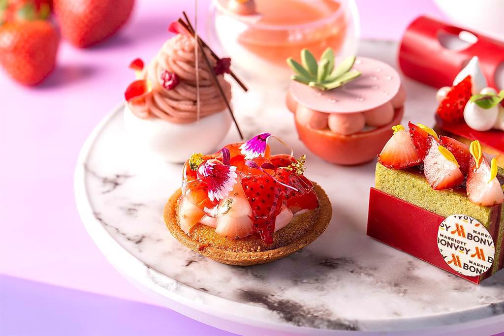 台北萬豪酒店_Lobby Lounge的〈莓好時光下午〉，有各式以當令草莓製作的甜點。（圖／台北萬豪酒店）