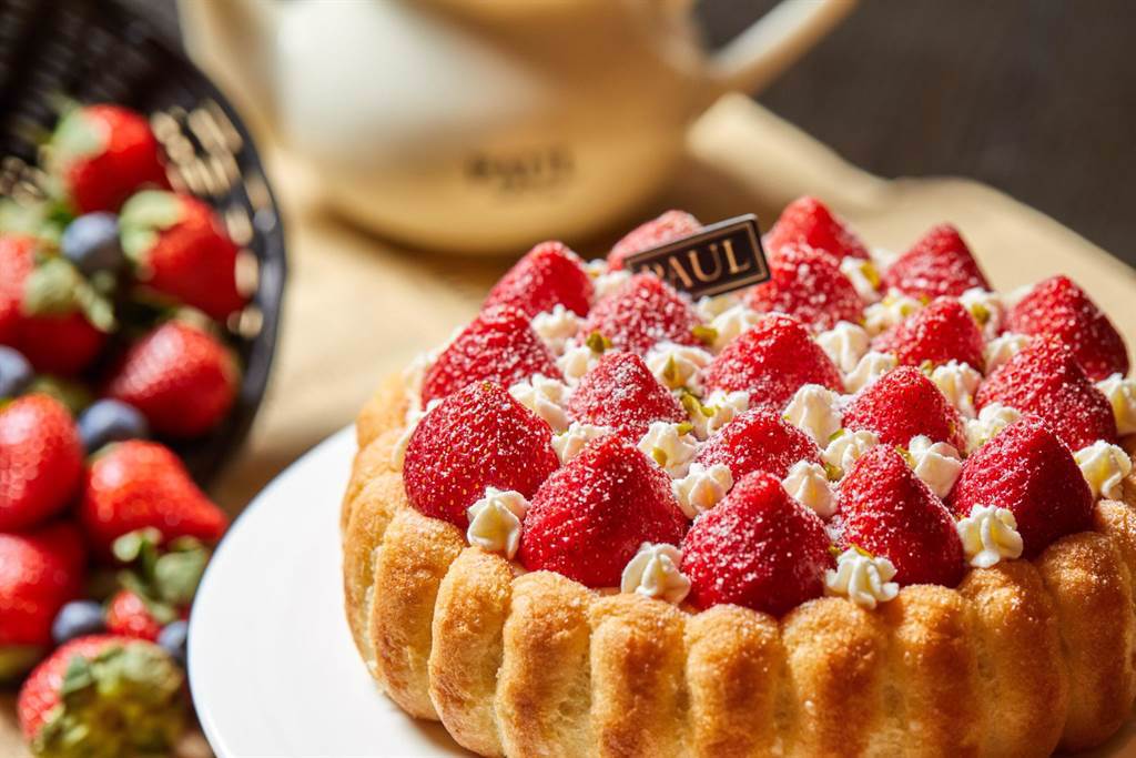 Paul的〈草莓芙蕾雅夏洛特〉以手指餅乾圍邊，海綿蛋糕為底，加上法國特有的BAVAROISE(奶香蛋黃餡)，口感近似慕斯，再擺上滿滿的草莓與鮮奶油製成香緹點綴。（圖／Paul台灣）