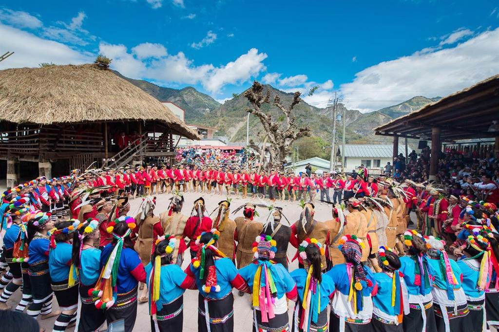 《聽見臺灣》的第八景〈達邦節日〉中，清楚呈現了鄒族人生活裡，最重要的「Mayasvi」（鄒族戰祭）。（原住民委員會提供）