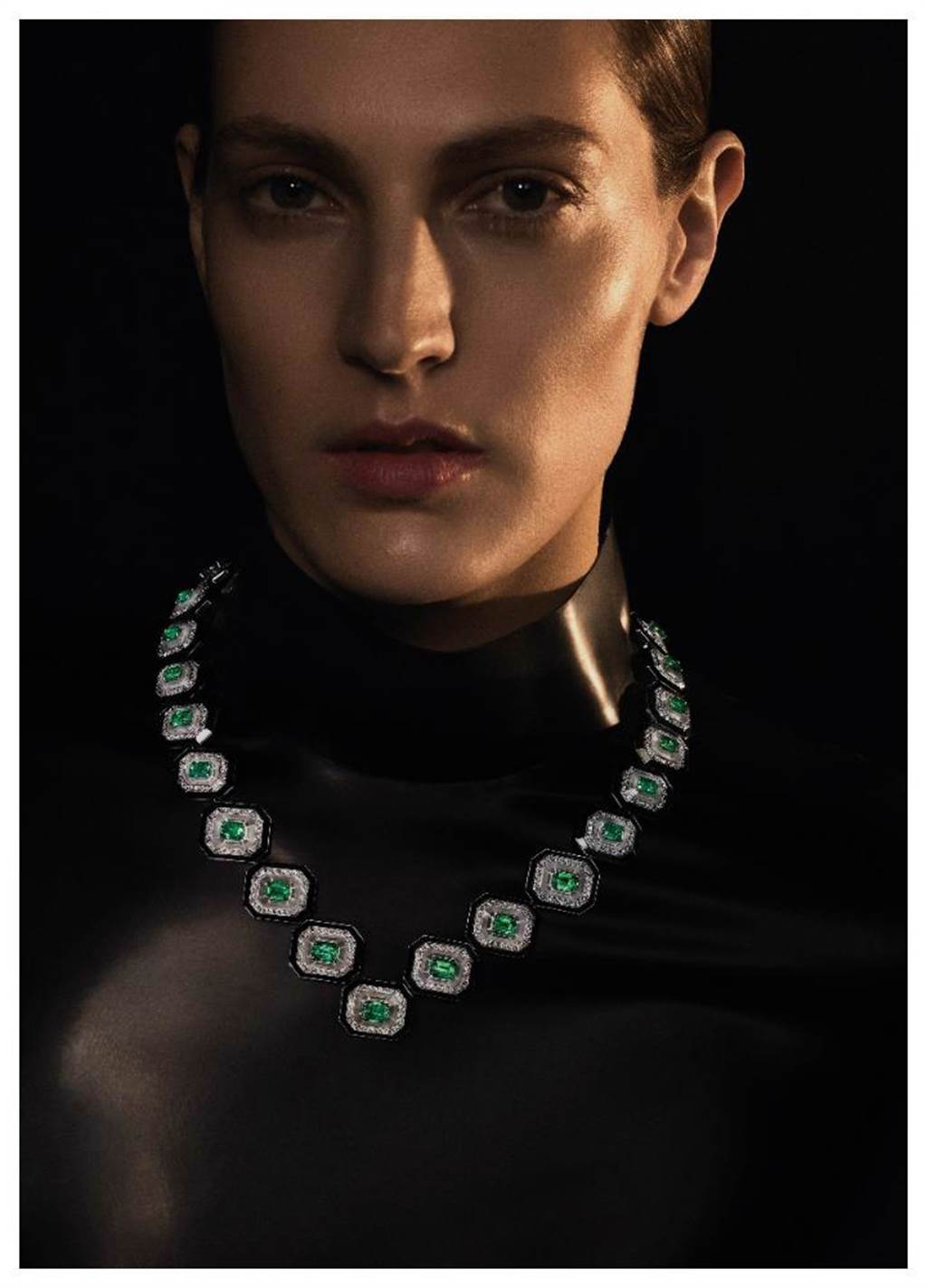 以衣領為名的Col Emeraudes祖母綠寶石衣領項鍊，以28顆、總重約24.59克拉的祖母綠排列成V領造型。（BOUCHERON提供）