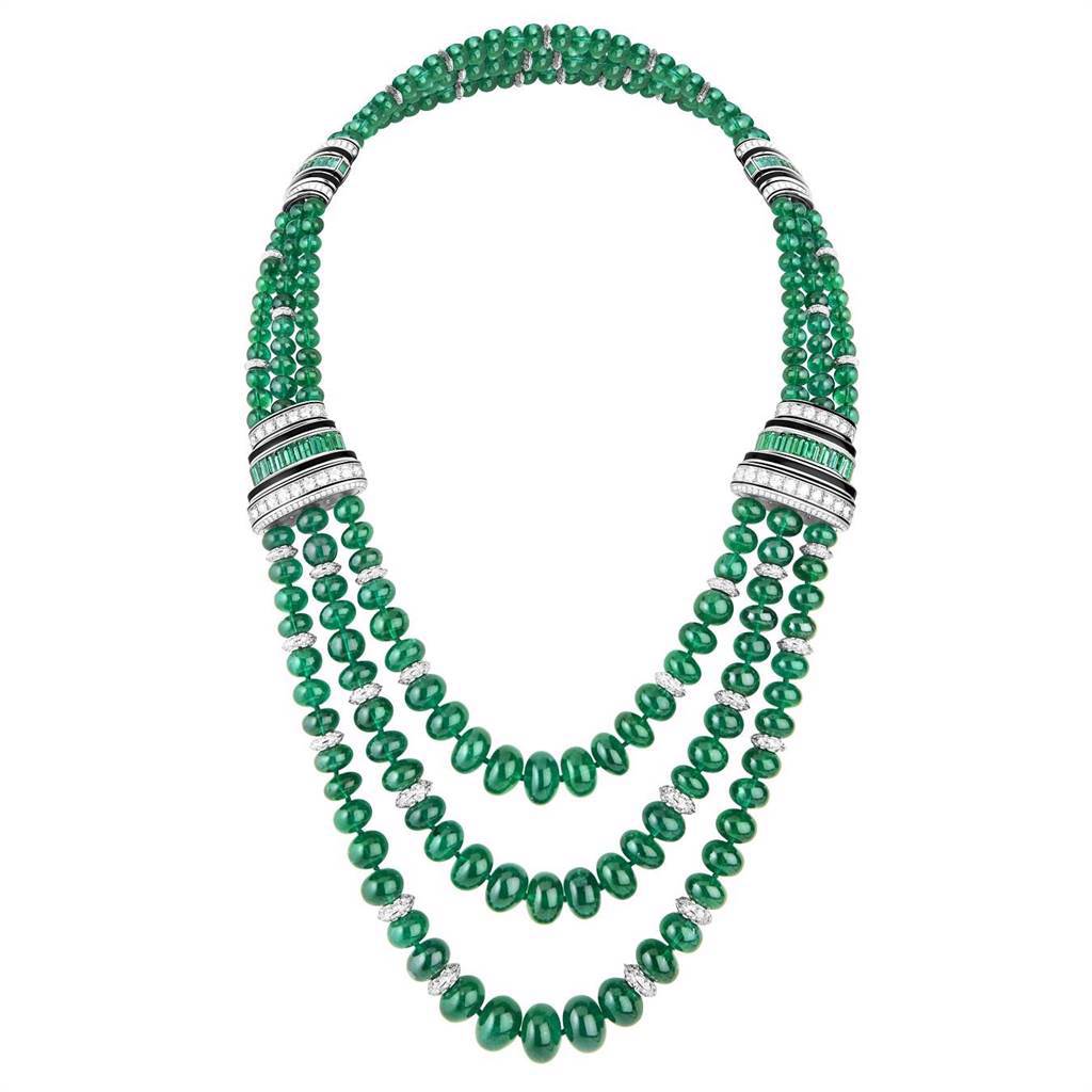 以腹甲為靈感創作的Plastron Emeraudes祖母綠項鍊，以220顆Zambian祖母綠珠串成，重約1071.97克拉。（BOUCHERON提供）