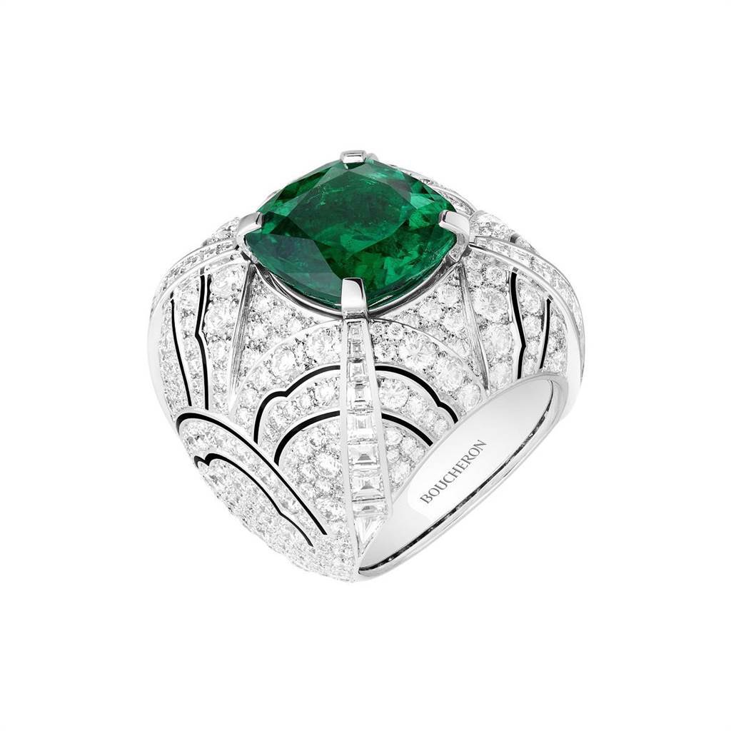 Bouton Emeraudes祖母綠鈕扣戒指的外型就像是一顆大扣子，主石是7.43克拉枕型切割祖母綠寶石。（BOUCHERON提供）