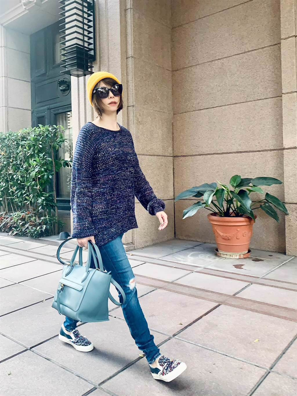 辣媽女星徐若瑄先前就穿著一身藍色系休閒輕裝，搭配迷人的鼠尾草色 Mailbox，展現隨性時尚。（圖／IG@vivianhsu）
