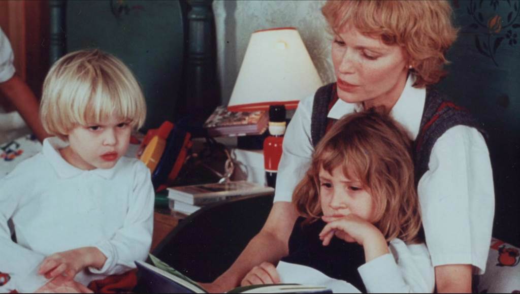 《伍迪艾倫父女之戰》深入探討伍迪艾倫醜聞，米亞法蘿（中）與兒子羅南（左）、女兒荻倫（右）。（HBO提供）