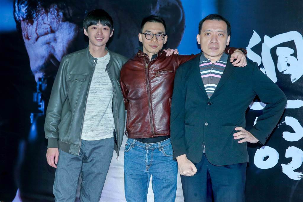 古峰（左起）、導演王逸帆、黃大旺出席《洞兩洞六》首映，暢聊當兵趣事。（粘耿豪攝）