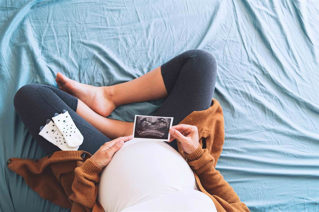 「男性」懷孕有4種可能，國外已有子宮移植的案例，但國內目前未核准相關試驗。此為示意圖。（達志影像/shutterstock)