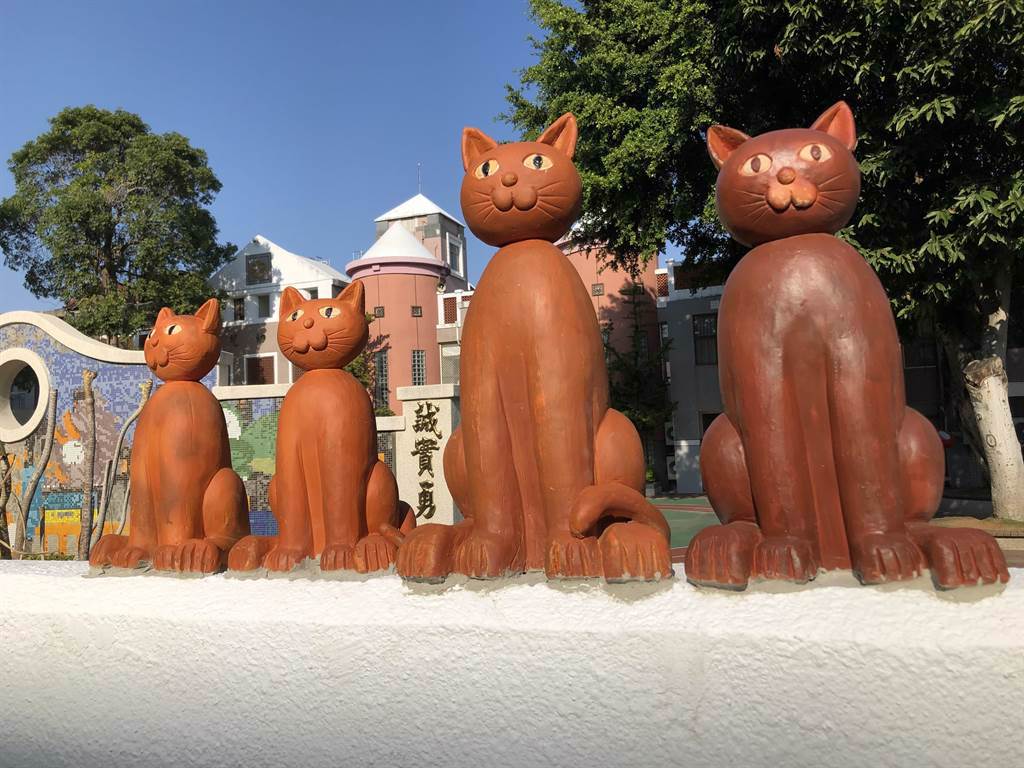 泥塑小貓作品讓金城幼兒園增添幾分「童趣」。（李金生攝）