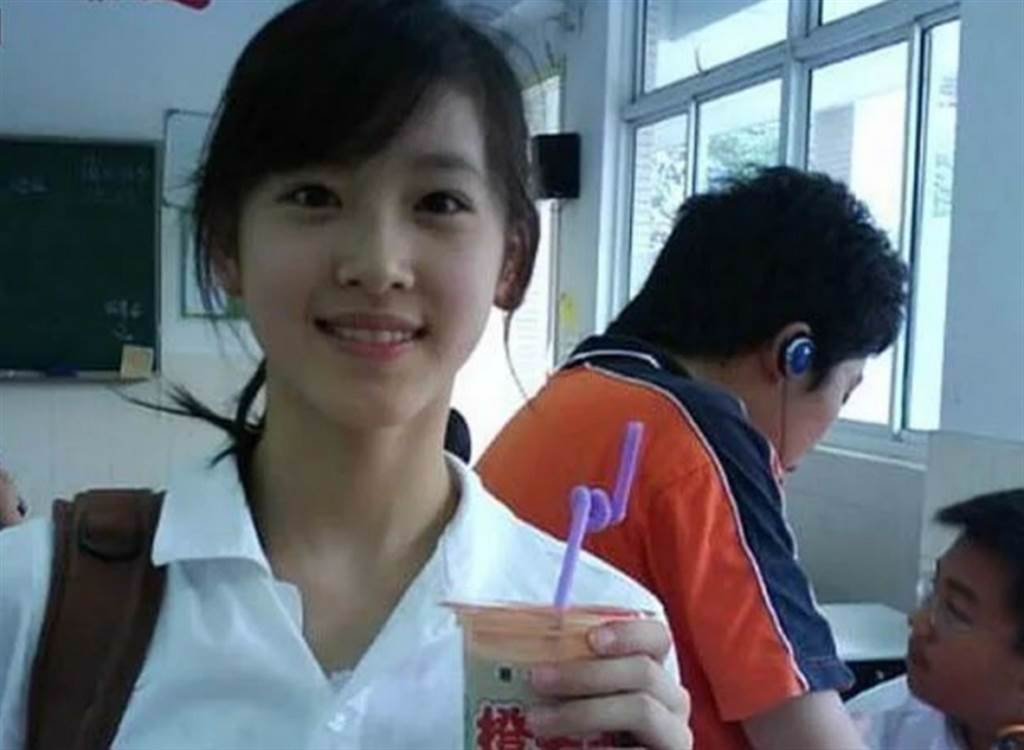 章澤天學生時期手持奶茶漂亮模樣被瘋傳，爆紅後被冠上「奶茶妹妹」的封號。(圖/ 摘自微博)