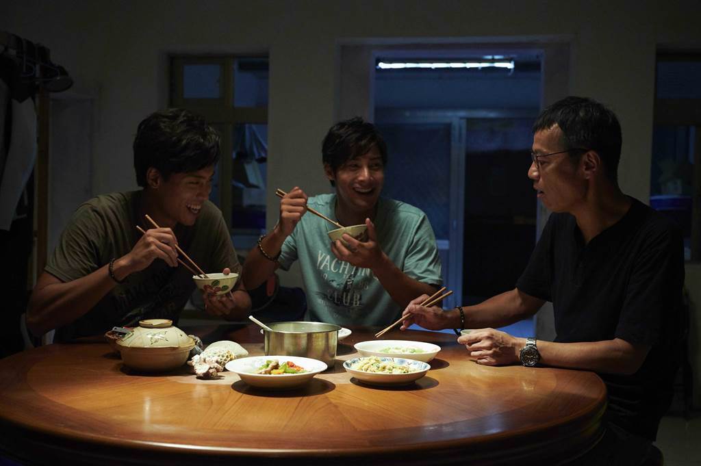 吳朋奉（右起）在《東經北緯》飾演鄭凱、柯鑑育的父親。（CATCHPLAY提供）