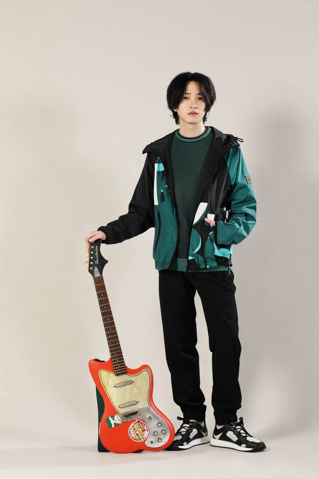 許含光身穿BOSS早春新品、鞋款，綠色服裝配上紅色電吉他產生強烈對比。（攝影石智中）
