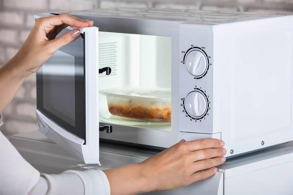 剩菜復熱到底要多熱，才能避開「危險溫度帶」？這些NG行為快改掉。(示意圖/Shutterstock)