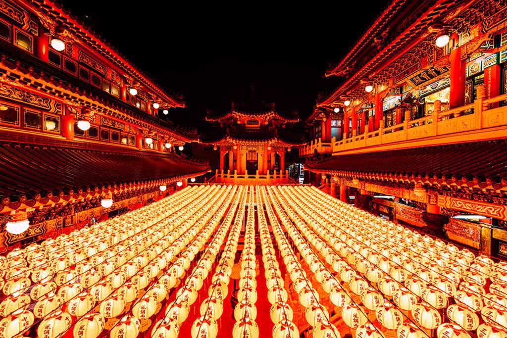 從高雄三鳳宮二樓看下去，一片紅色燈龍海宛如日本動畫電影神隱少女場景。（攝影/陳建豪）