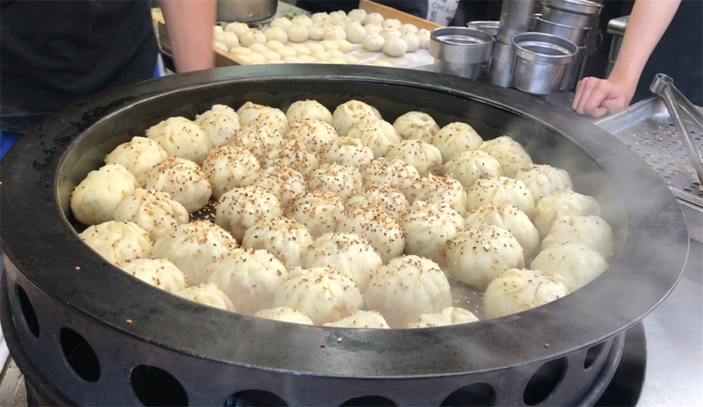 生煎包是來自上海的傳統美食，也是眷村老兵們懷念的家鄉味。(攝影/陳宏睿)