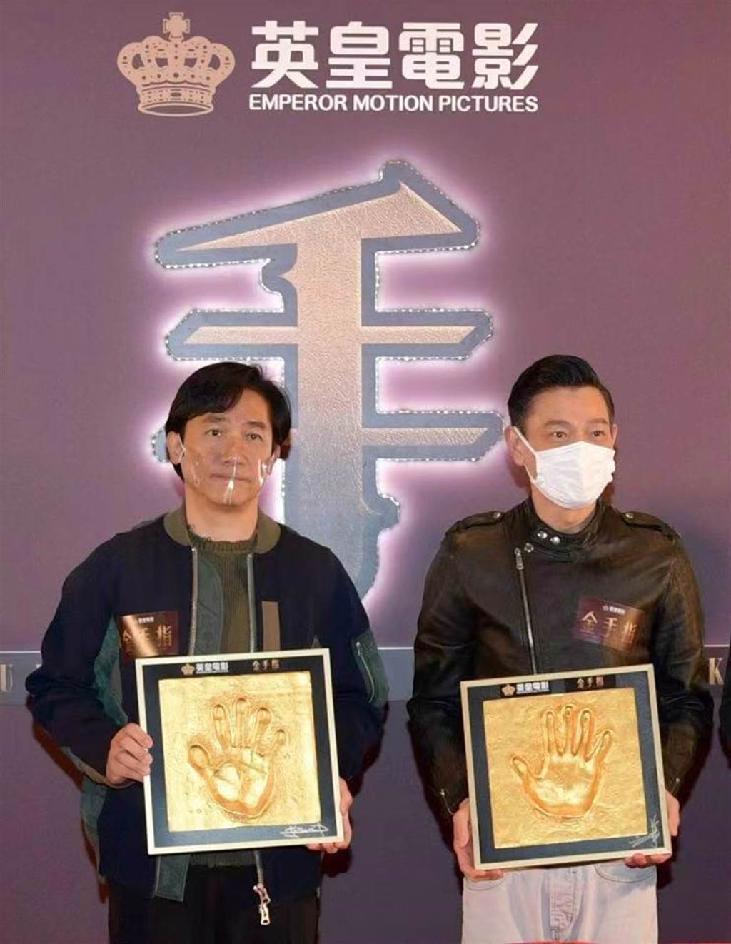 劉德華與梁朝偉睽違18年，終於合作演出《金手指》。(翻攝自英皇電影Emperor Motion Pictures官方臉書)