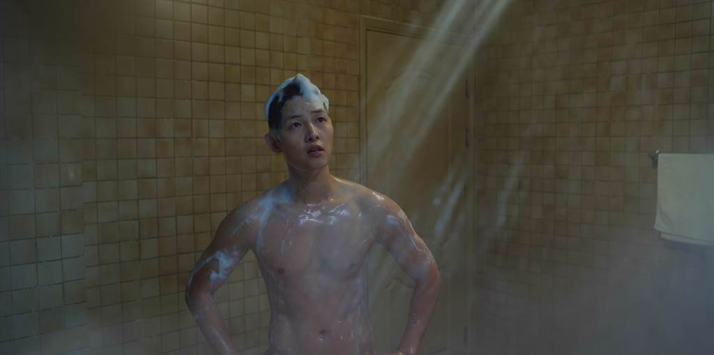 宋仲基首集裸身洗澡的畫面相當養眼。（Netflix提供）
