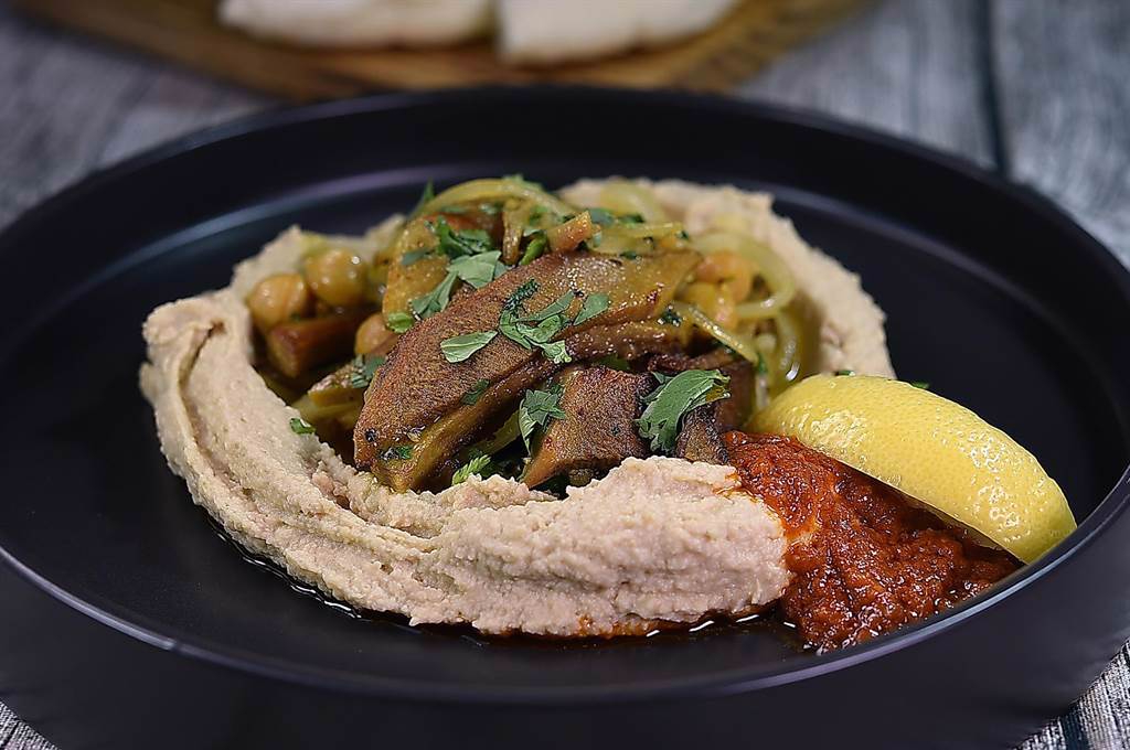 「胡姆斯」(hummus)是用鷹嘴豆製的豆泥或豆醬，是中東非常傳統的常民美食，〈吐司利亞〉新菜單中〈厚切牛舌胡姆斯〉取之搭配用薑黃煨過的厚切牛舌。（圖／姚舜）