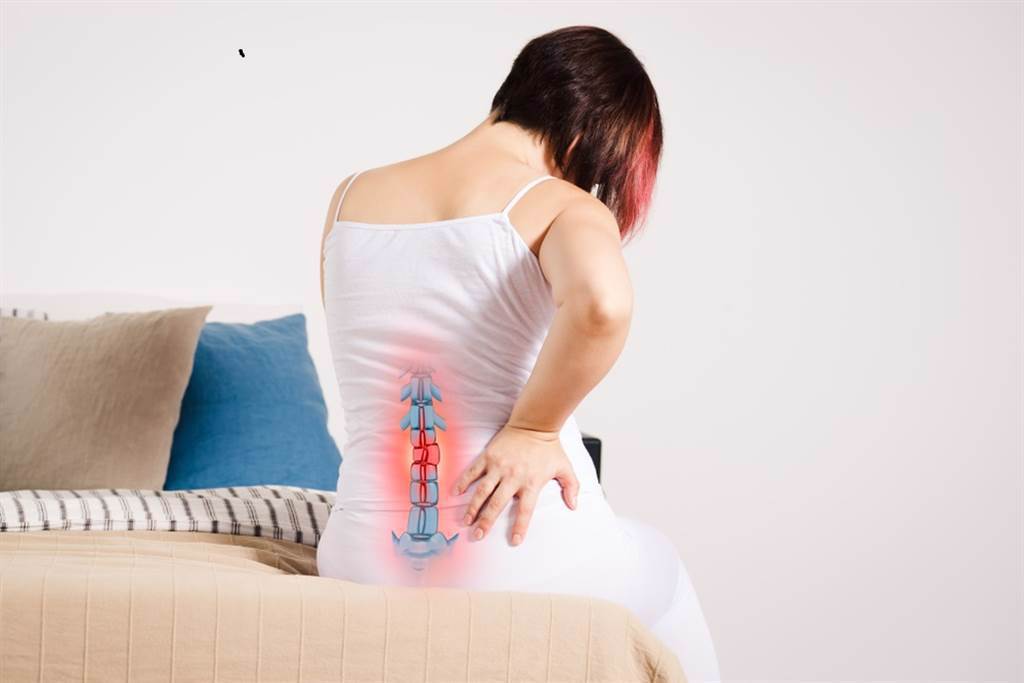 婦人脊椎側彎120度難手術，導航定位建大功。(示意圖/Shutterstock)