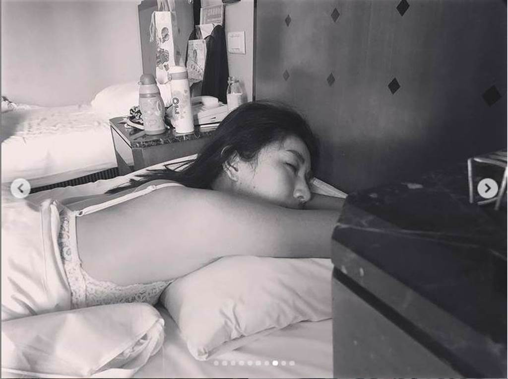 女兒視角照，讓隋棠單穿內衣睡覺辣照跟著曝光了。（圖／取材自隋棠 Instagram）