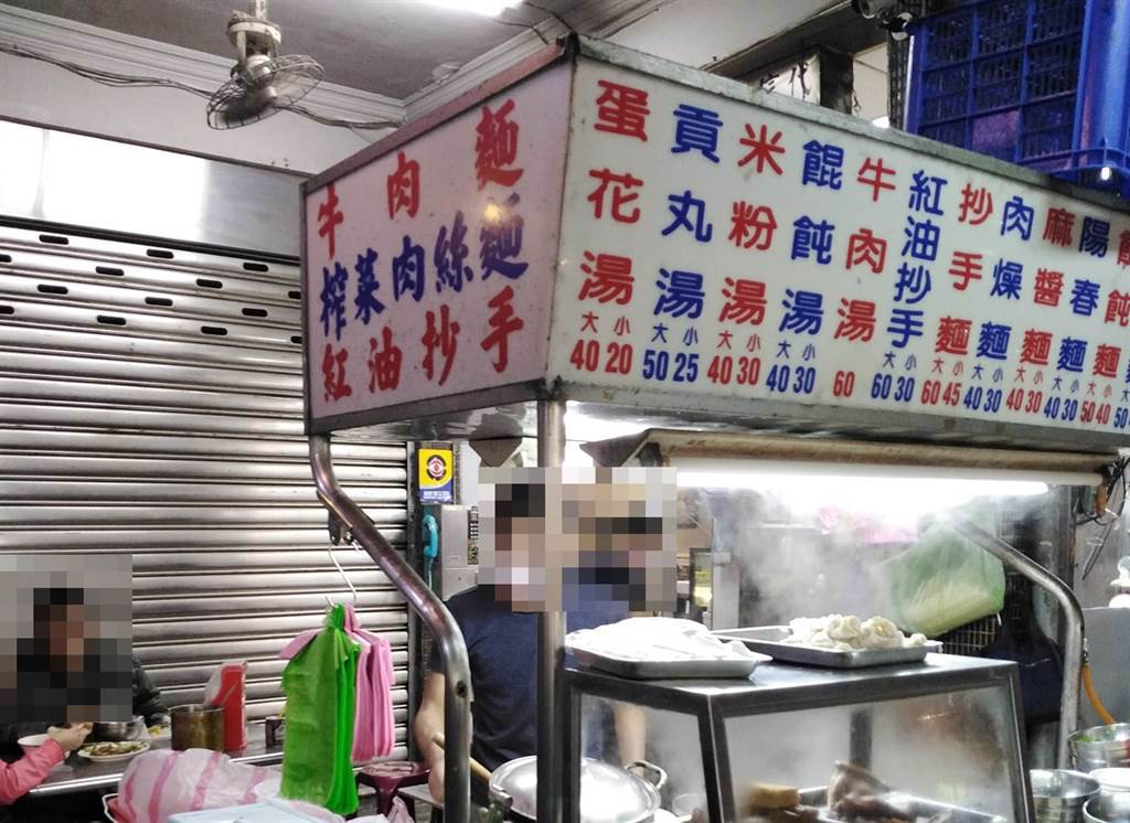 一名女子民眾20日前往石牌商圈一間攤商點了「陽春麵不要麵」，遭店家嗆聲只賣菜單上的品項。（翻攝臉書社團《爆怨2公社》）