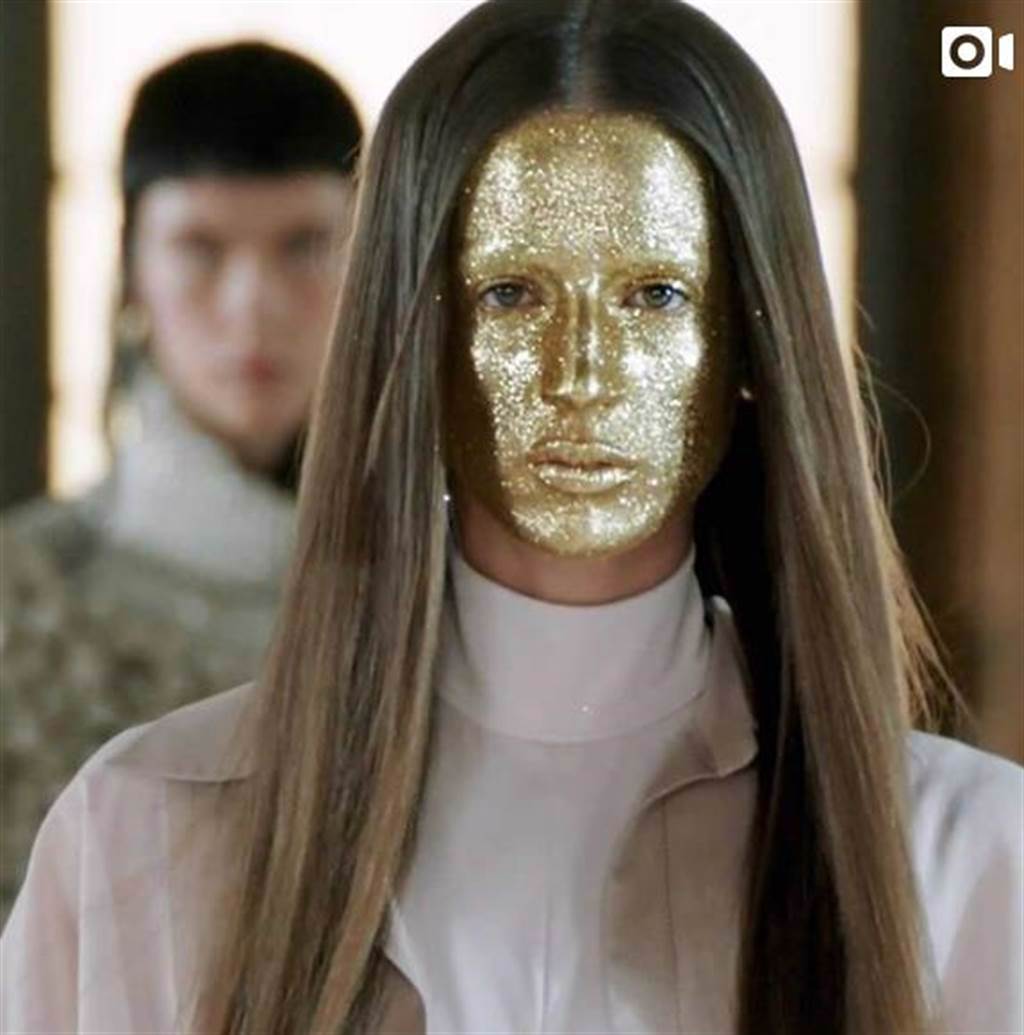 Valentino秀場上模特兒擦上金色面具妝容。（翻攝自Valentino官方IG）