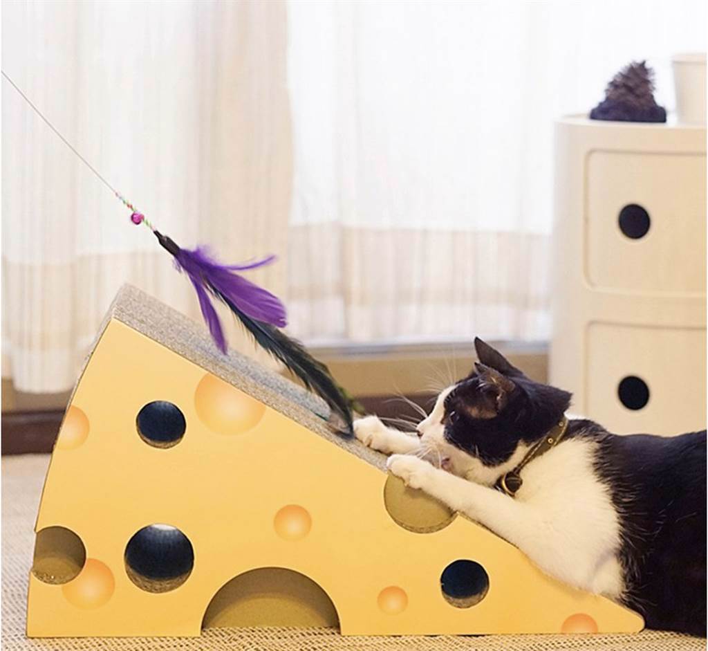 圖二：起司益智貓抓板，受寵物行為訓練師認證，可滿足貓咪抓取獵物的樂趣，999元。（Pinkoi提供）