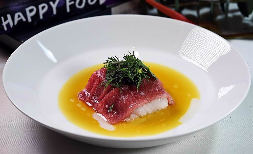 德國米其林三星名廚 Thomas Buhner 設計的〈日本鱈魚．黑鮪魚大腹〉，是先以攝紙65度烤鱈魚，再將鮪魚大腹肉覆蓋在鱈魚上，利用餘溫逼出O-TORO的脂香。（圖／姚舜）