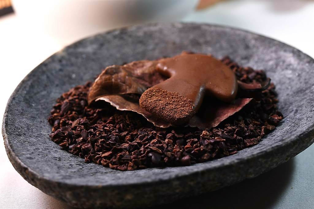 〈MAJESTY〉餐廳套餐的Petit Four之一〈牛肝菌巧克力〉，是 使用屏東福安一號巧克力製作。（圖／姚舜）