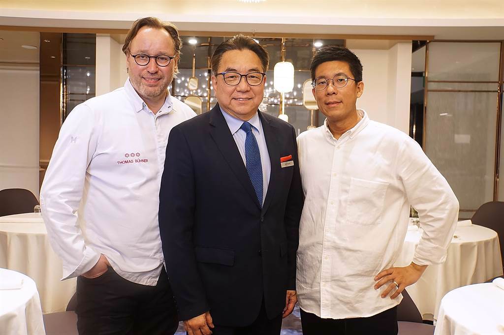 〈MAJEST〉餐廳由德國米其林3星餐廳〈La Vie〉主廚 Thomas Buhner（左）任顧問，並由香港1星餐廳〈EPURE〉前主廚楊展浩（右）駐店，所以朕豪酒店總經理曾維昌（中）說這是「4星餐廳」（圖／姚舜）