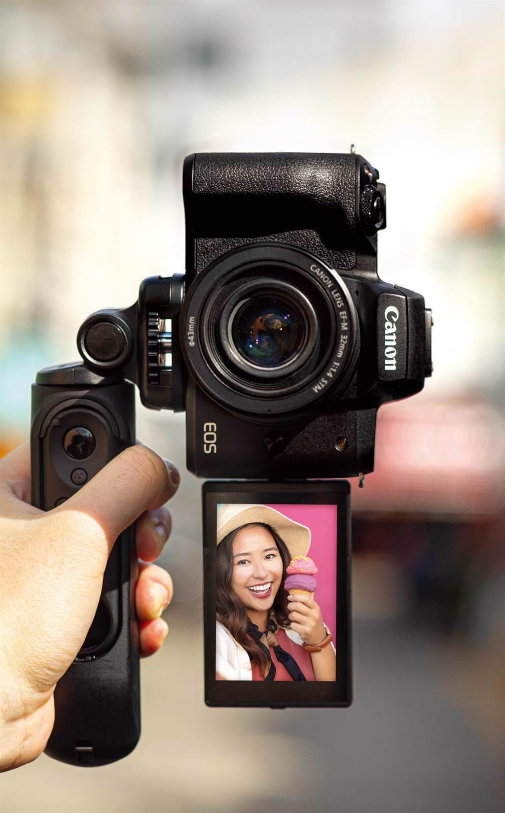 Canon EOS M50 Mark II 提供垂直錄影及手機直式影片播放，且透過 Wi-Fi 可即時串流影片到 YouTube進行直播。（Canon提供）