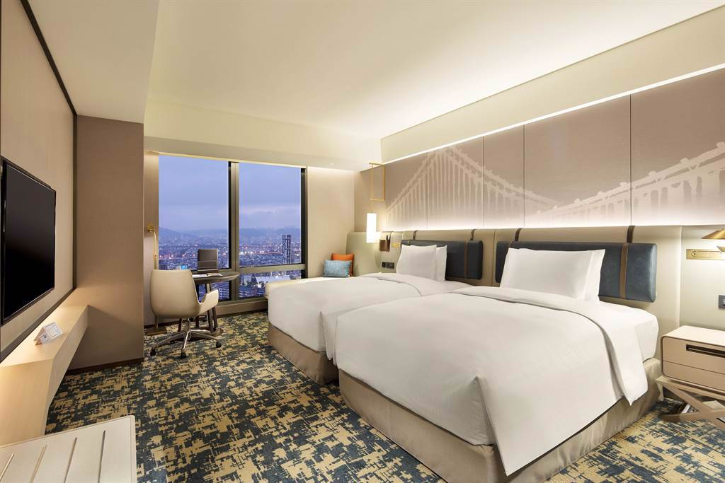 台北新板希爾頓酒店「希爾頓客房」兩床。（台北新板希爾頓酒店提供）