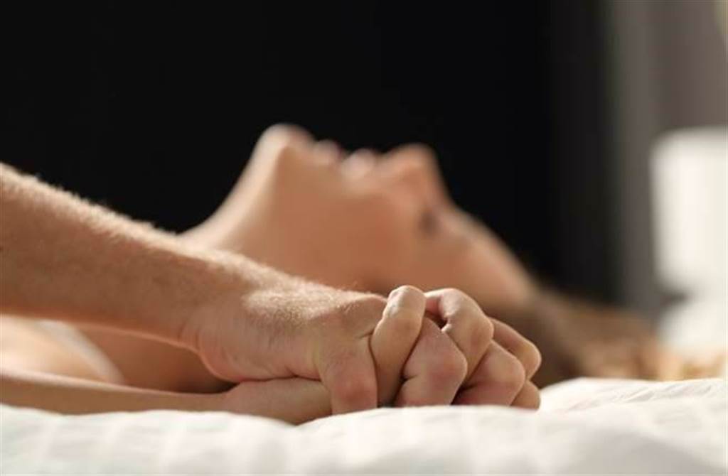 女生在床上的開心 是演出來還是真的？ 8點辨認真假。(示意圖/Shutterstock)