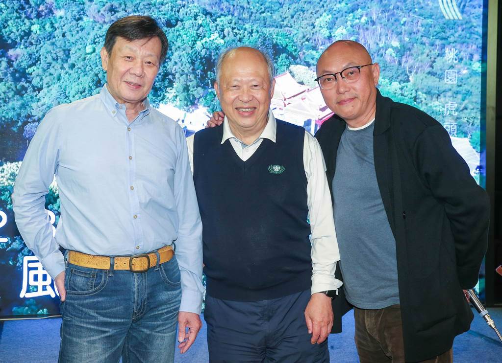 寇世勳（左起）與《你好，我是誰》故事主角曹汶龍醫師及導演鄧安寧在殺青宴上合影。（粘耿豪攝）