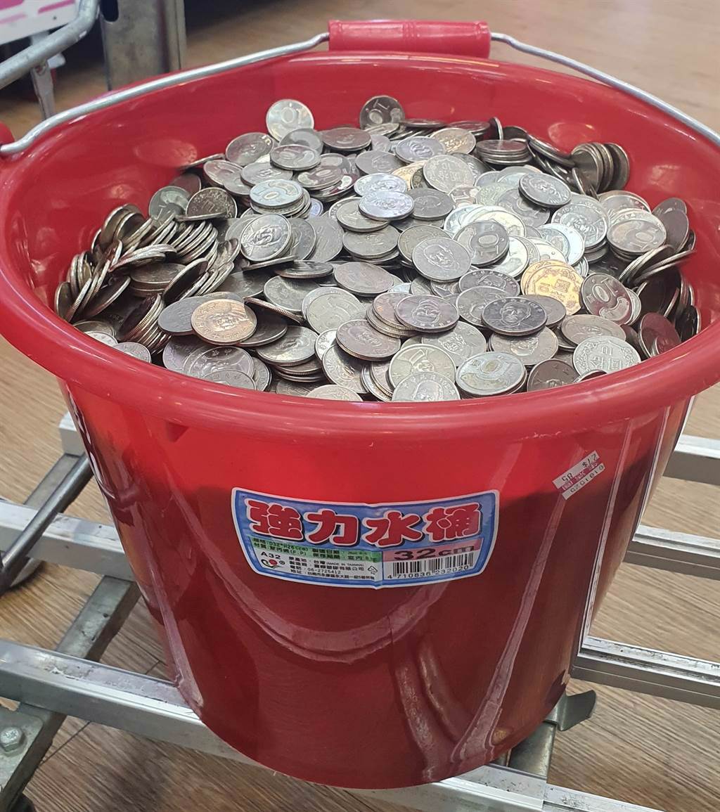 一名網友提著整桶的10元銅板，要到銀行換鈔結果被拒絕。(圖取自爆怨公社)